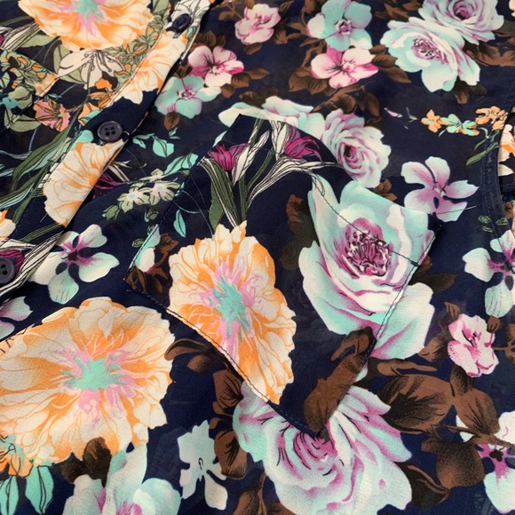 Forever 21 button up floral sleeveless blouse - Picture 3 of 6